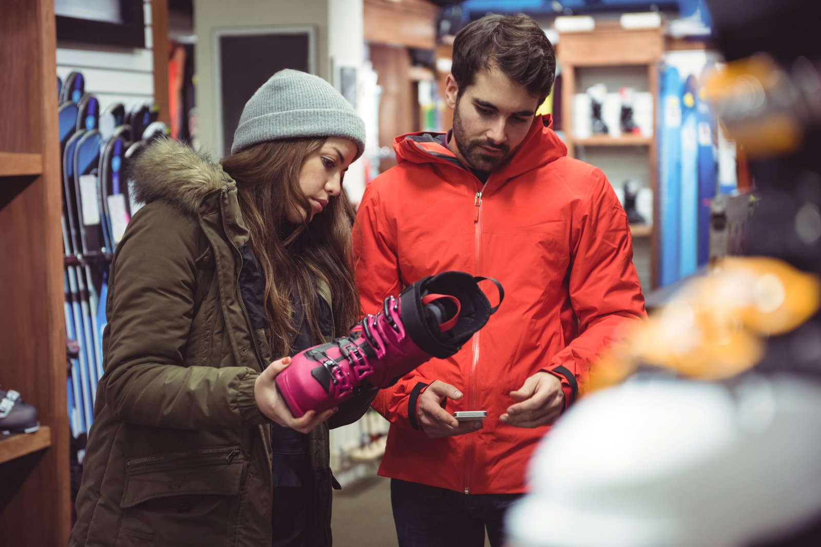 Couple en train de regarder des chaussures en magasin